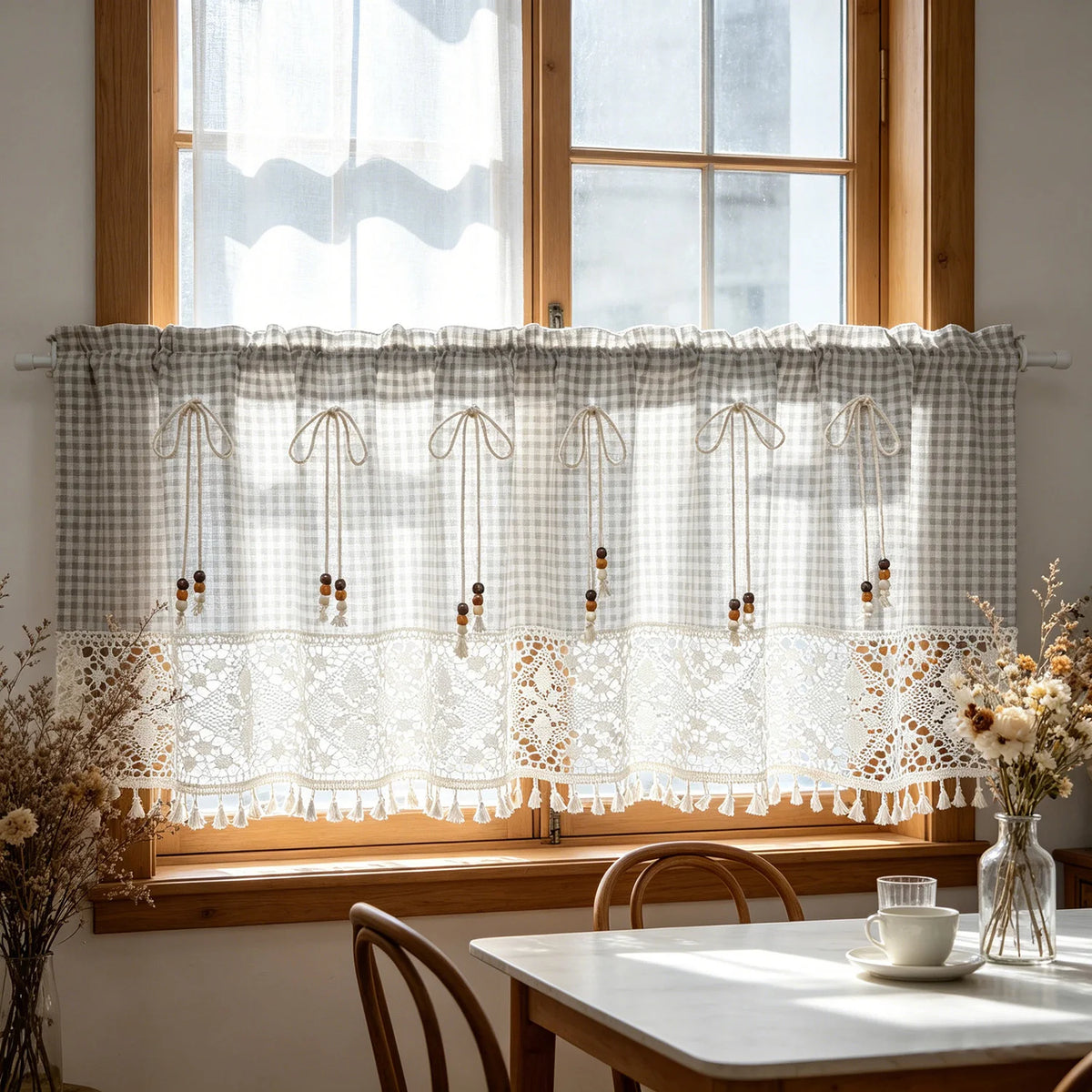 rideau court gris blanc carreaux dentelle bordure opacité vintage rustique pompons chambre