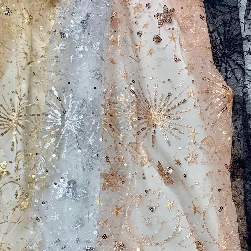 tissu decoratif blanc doré rose pâle étoiles lunes sequins motifs floraux transparent festif bricolage