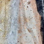 tissu decoratif blanc doré rose pâle étoiles lunes sequins motifs floraux transparent festif bricolage