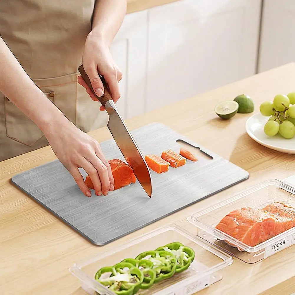 planche découper rectangulaire argentée lisse poignées intégrées utilitaire cuisine découpe fruits viande environnementALE