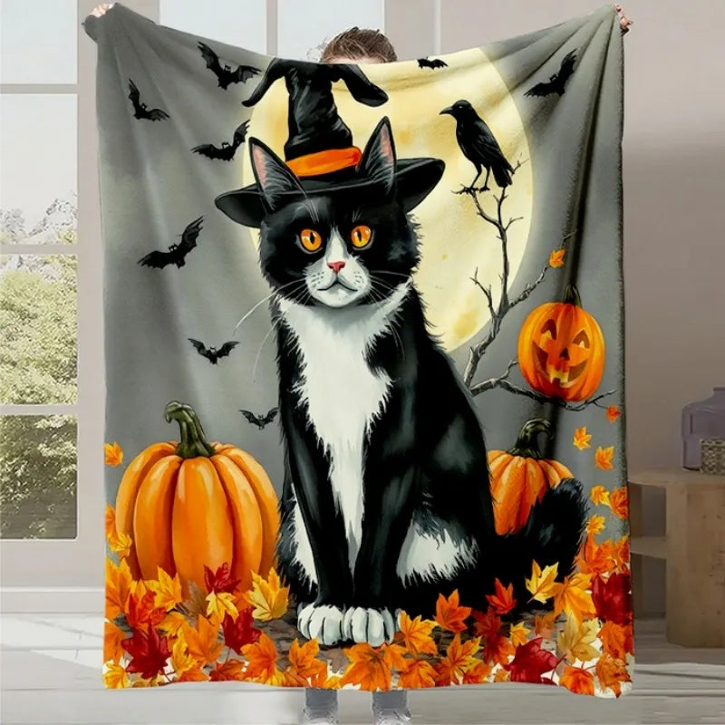 Un chat noir avec un chapeau de sorcière sur le fond d'un paysage d'automne avec des citrouilles, des corbeaux et des feuilles d'automne.
