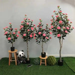 arbre artificiel vert feuilles fleurs roses blancs decoration intérieure moderne pot noir