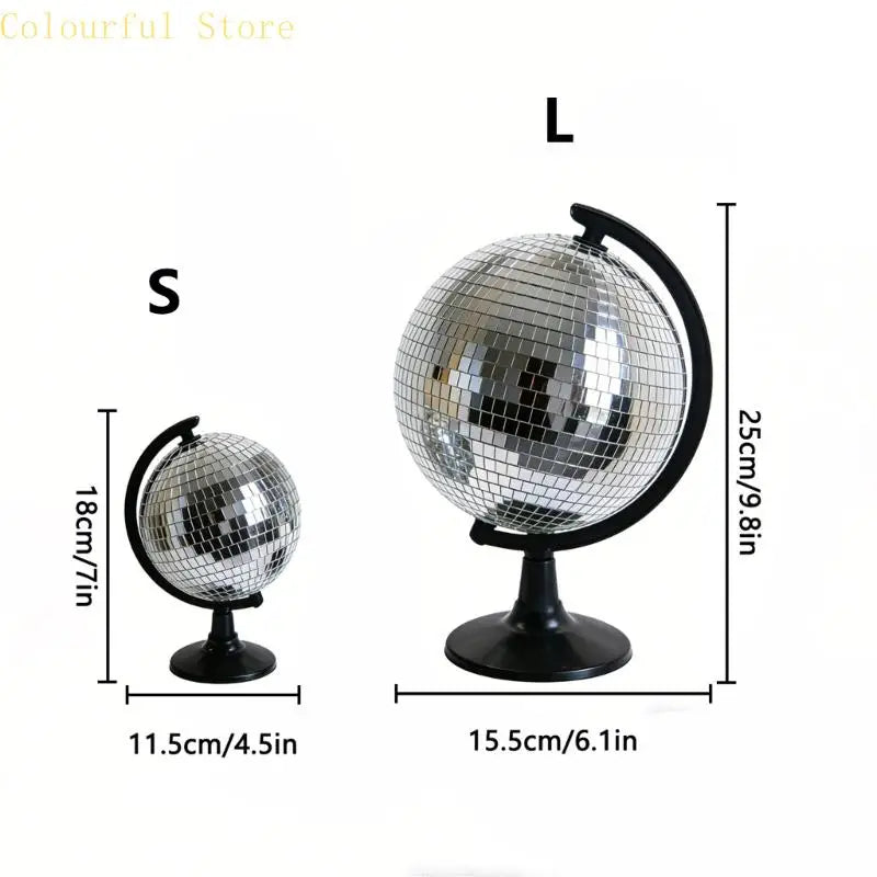 statues décoratives modernes globes argentés miroirs disco support noir ornement festive