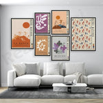 Cette image présente une série d'affiches artistiques avec des motifs abstraits et des thèmes liés à la danse, inspirés de l'art moderne. L'ensemble décoratif crée une ambiance artistique élégante dans cet espace de vie.