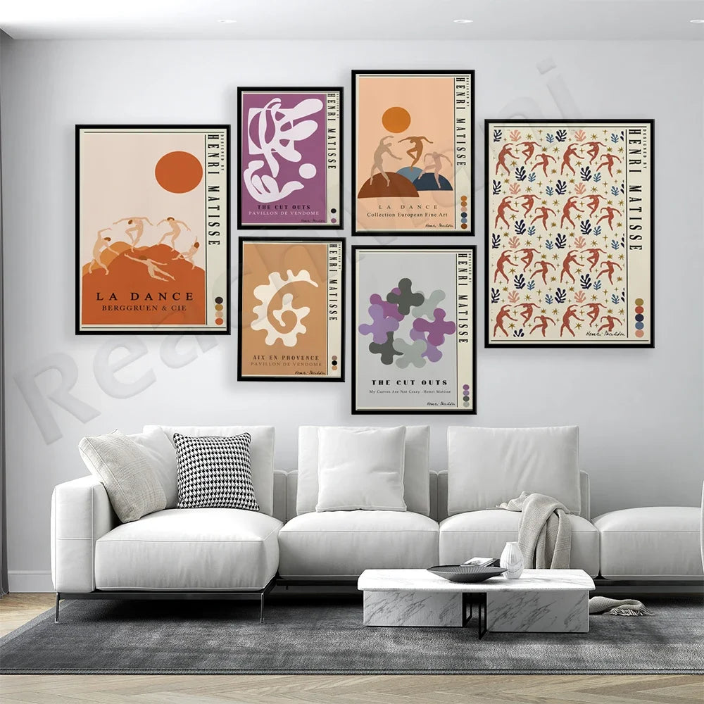 Cette image présente une série d'affiches artistiques avec des motifs abstraits et des thèmes liés à la danse, inspirés de l'art moderne. L'ensemble décoratif crée une ambiance artistique élégante dans cet espace de vie.
