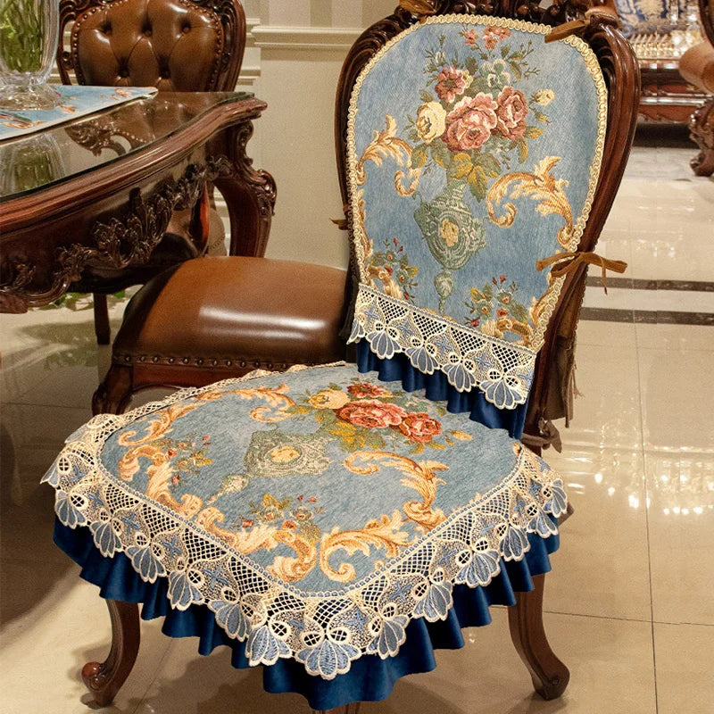 Cette magnifique chaise aux accents vintage et floraux est une pièce maîtresse de décoration, rehaussant avec élégance l'ambiance du lieu.