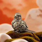 statuette oiseau plumes détaillées texture rugueuse nid d'oiseaux bout tronc arbre rochers mousse ornement