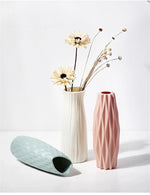 vases blancs modernes rayures horizontales rose pâle vert clair décoration intérieure minimalistes