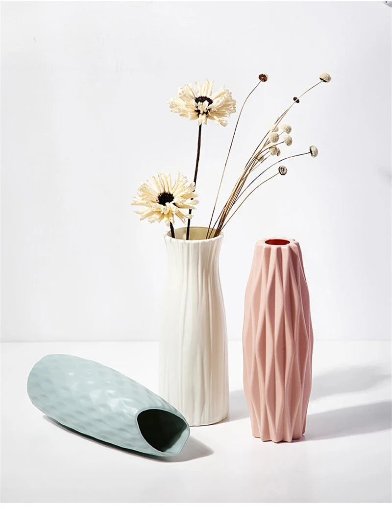 vases blancs modernes rayures horizontales rose pâle vert clair décoration intérieure minimalistes