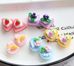gâteaux résine coeurs fruits myrtilles fraises feuilles vertes violet bleu rose blanc rouge décoratifs