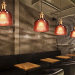 suspension lumineuse industrielle rouge verte ride surface verre câble noir salon chambreôtel