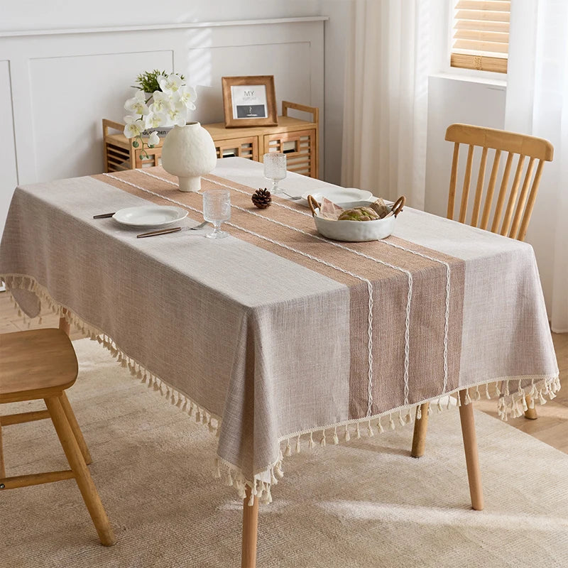 nappe rustique rectangle polyester moderne beige rayures tissage fin assiettes blancs couverts métalliques décoration