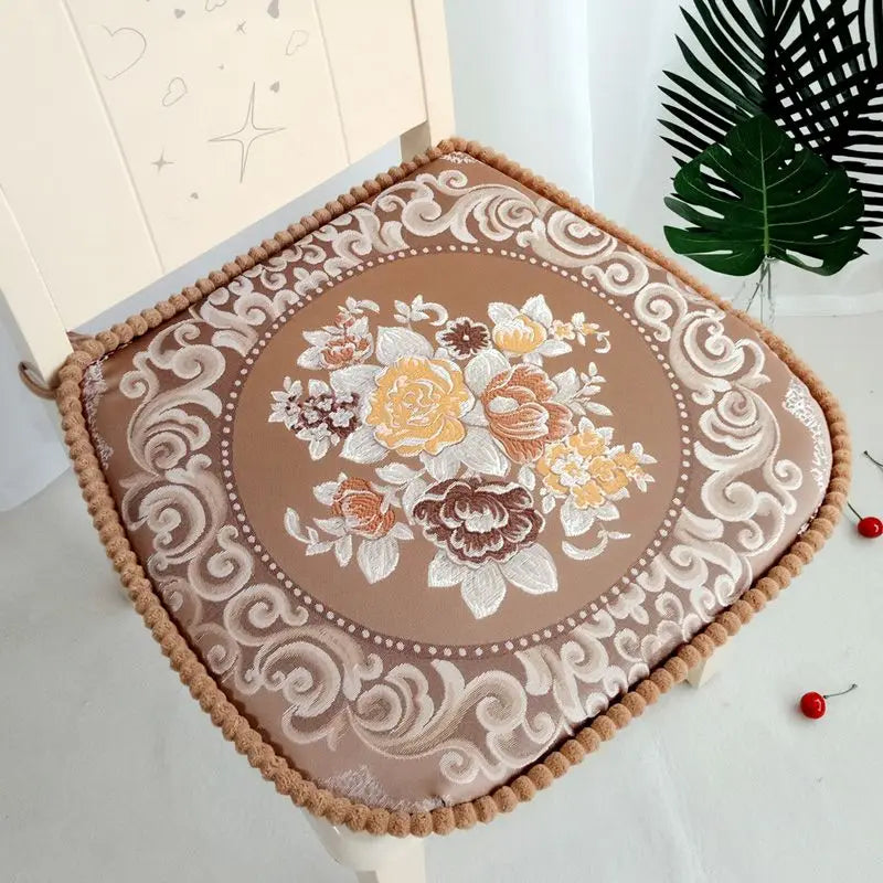 coussin chaise classique motif floral broderie pompons vintage siège salle manger
