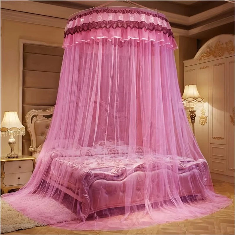 Un lit confortable avec un drapé rose élégant et raffiné, dans une chambre luxueuse et harmonieuse.