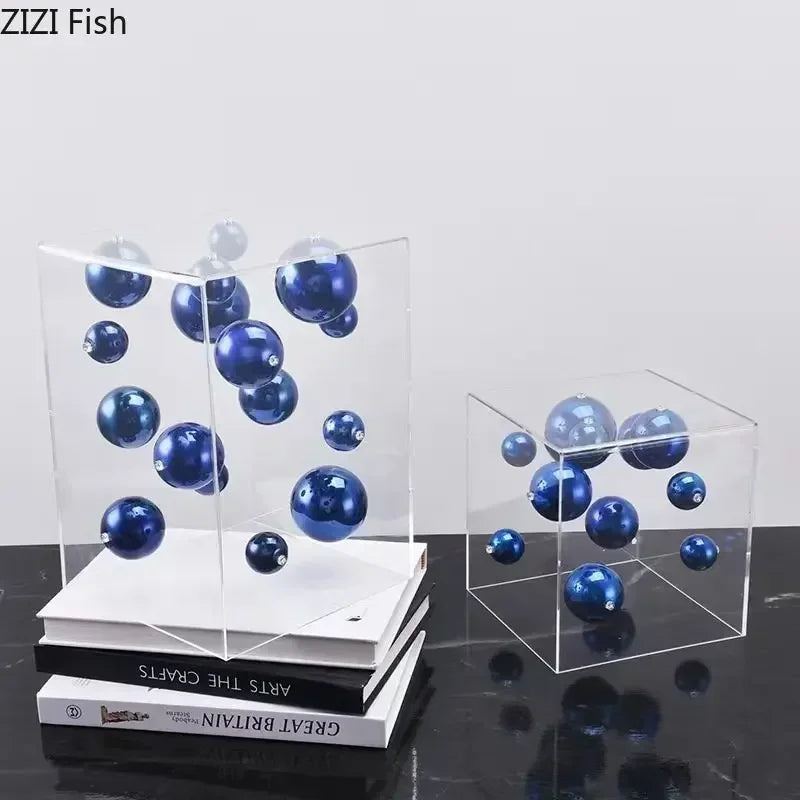 décoration moderne cube transparent boules colorées rouge bleu argent doré minimalistes