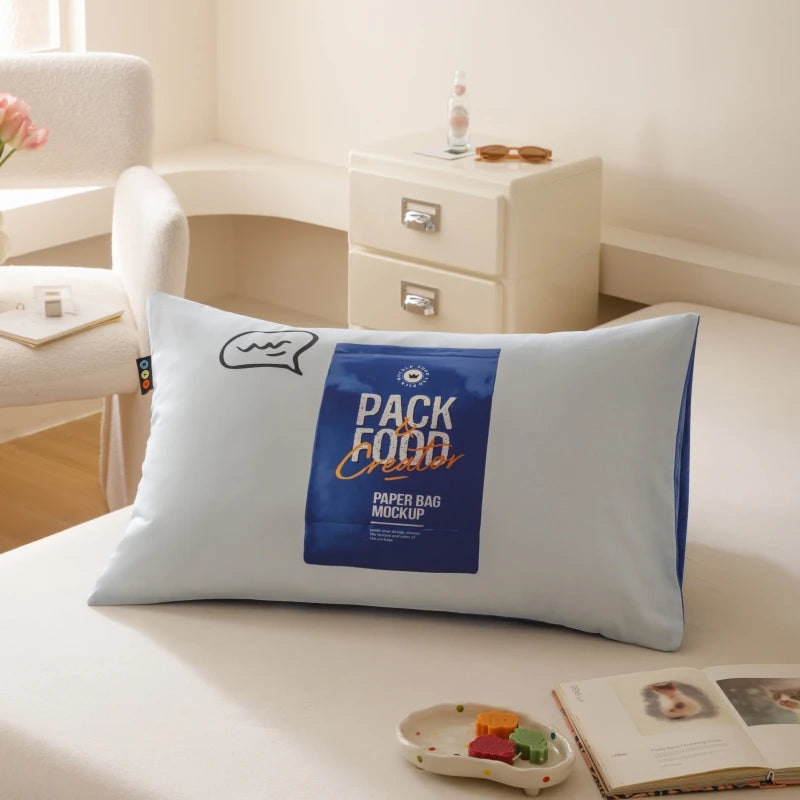 Sac en papier de marque Pack Food, posé sur un meuble blanc dans une pièce lumineuse, entouré d'accessoires décoratifs.