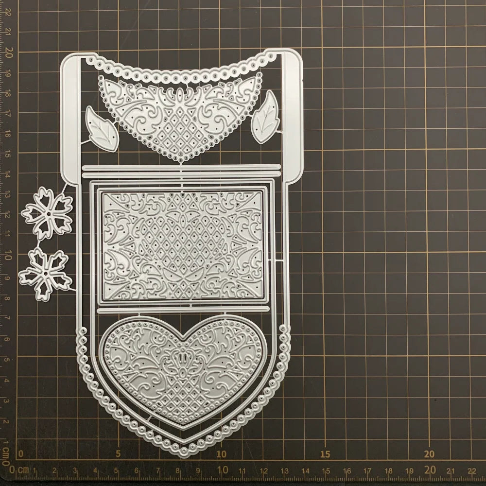 découpe papier boîtes dragées argentées motifs floraux papillons coeurs bordures dentelées classiques