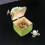boîte bijoux vintage rose fleurs blanches oreilles anneaux broches élégante dorée transparente cadeau anniversaire