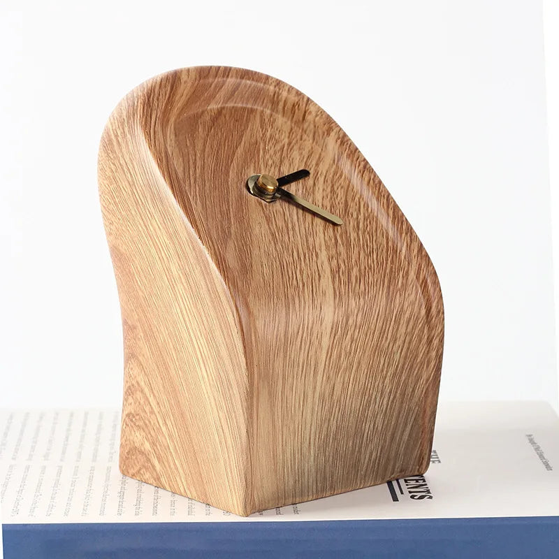 horloge décorative moderne minimaliste aspect bois grainé forme conique ronde aiguilles dorées salon chambre