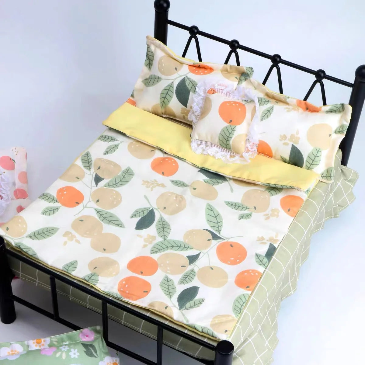 ensemble literie poupée motifs floraux citrons pêches carreaux volants lit noir couette draps taies