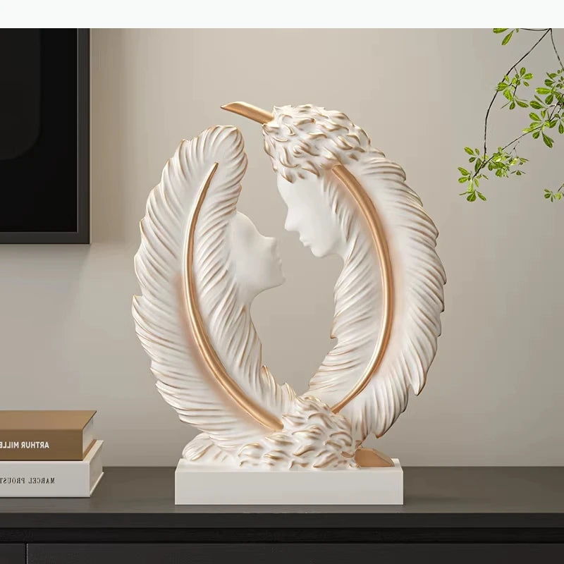 statue décorative moderne couple enlacé plumes blanches or motifs floraux noël saint valentin mariage