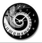 horloge murale numérique minimaliste moderne noire blanche chiffres relief effets découpe cadran lisse fixée