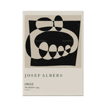 Affiche minimaliste en noir et blanc représentant des formes géométriques abstraites, créée par l'artiste Josef Albers et exposée à la Tate Modern de Londres en 1933.