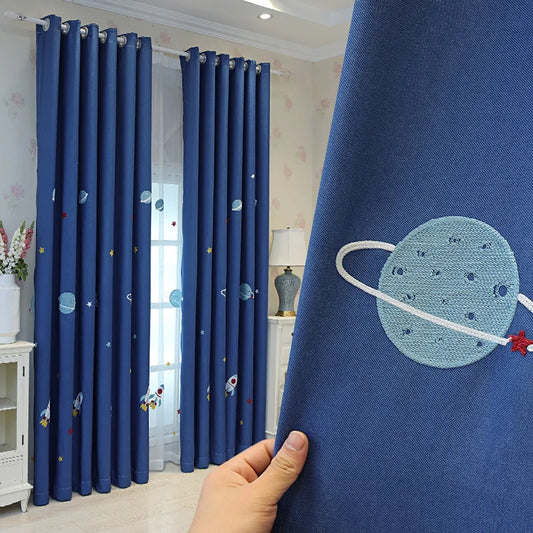 Rideaux d'intérieur bleus avec motifs de l'espace pour chambre d'enfant, rideaux opaques avec motifs de planètes et fusées, ajout de décoration créative et ludique, parfaits pour une ambiance jeune et dynamique, adaptés pour filtrer la lumière tout en apportant une touche éducative et amusante à la pièce.
