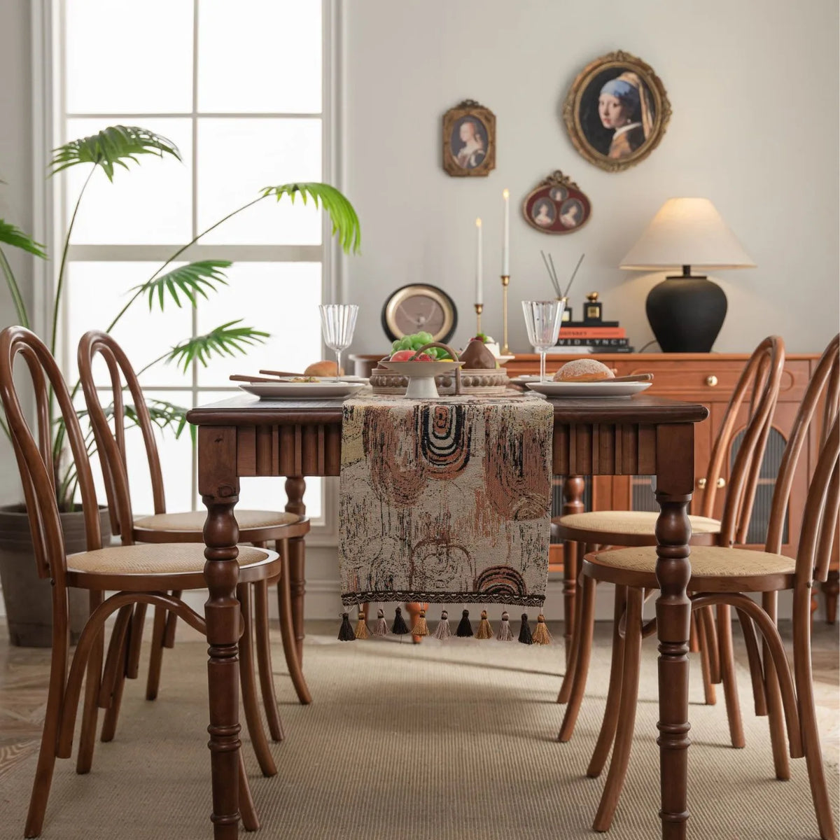 La salle à manger accueillante avec ses meubles en bois, ses décorations élégantes et son style vintage crée une atmosphère chaleureuse et invitante.