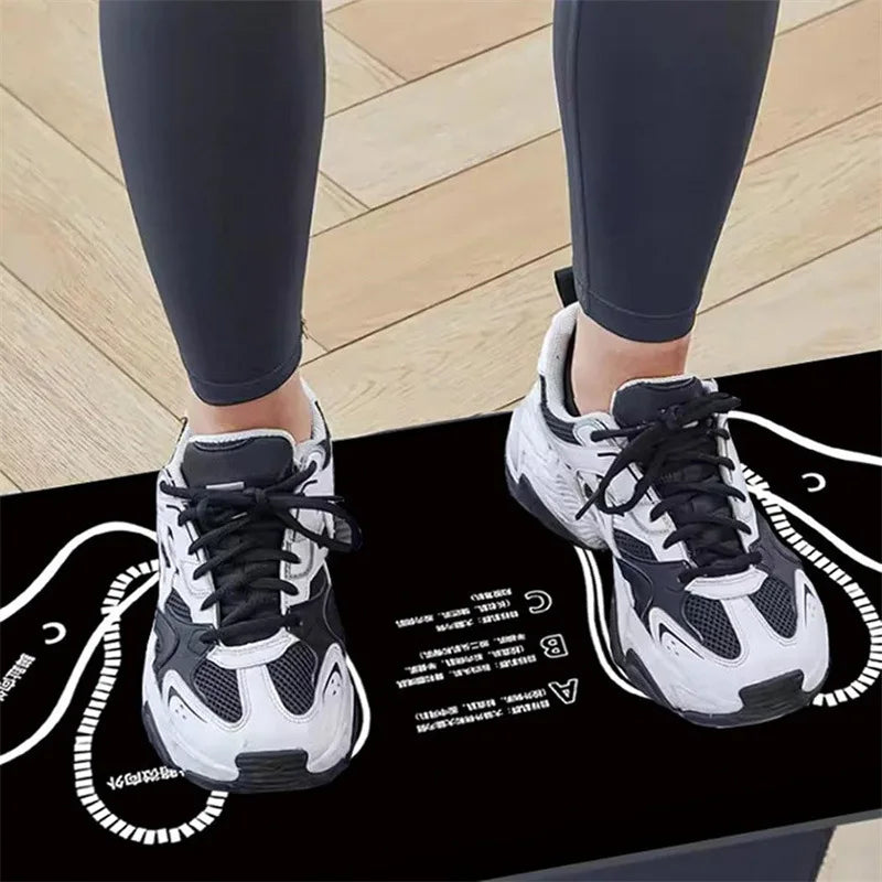 tapis squat noir blanc rose motifs chaussures pratique sportif yoga pilates exercices jambes hanches