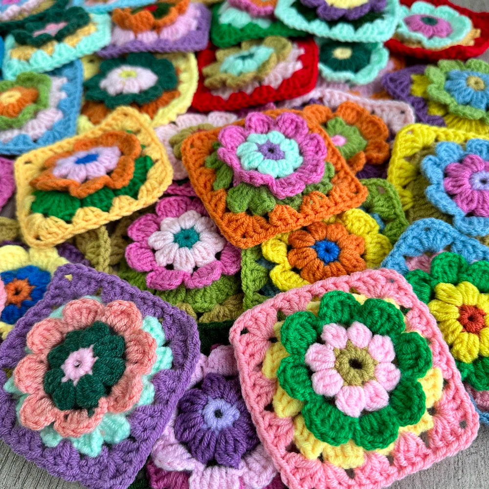 napperon table carré artisanal motifs fleurs multicolores crochet unique festif deco maisonévénements