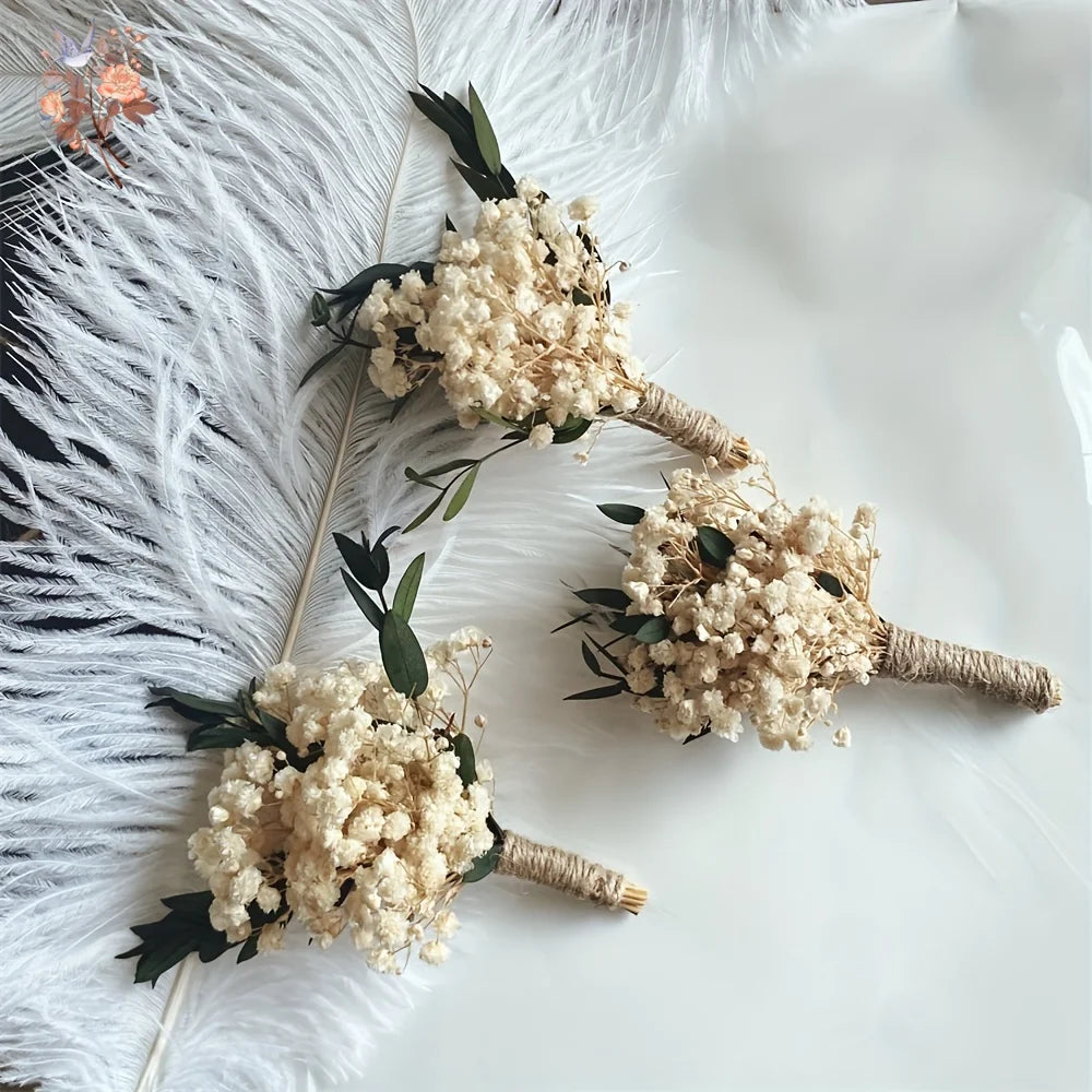 bouquet fleurs séchées naturel petites roses blanches feuilles vertes décoration intérieure anniversaire mariage baby