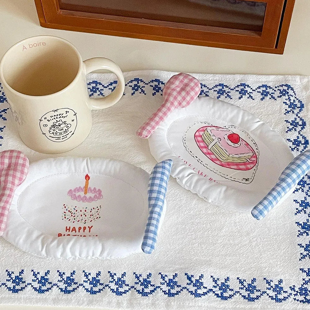 nappes tissu blanc bordure bleue serviettes table motifs brodés gâteau anniversaire part gâteau