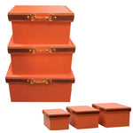 Bac de rangement en cuir PU orange sur une étagère de salon