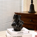 vase porcelaine blanc noir moderne sculptural abstrait plis irréguliers strié fleurs