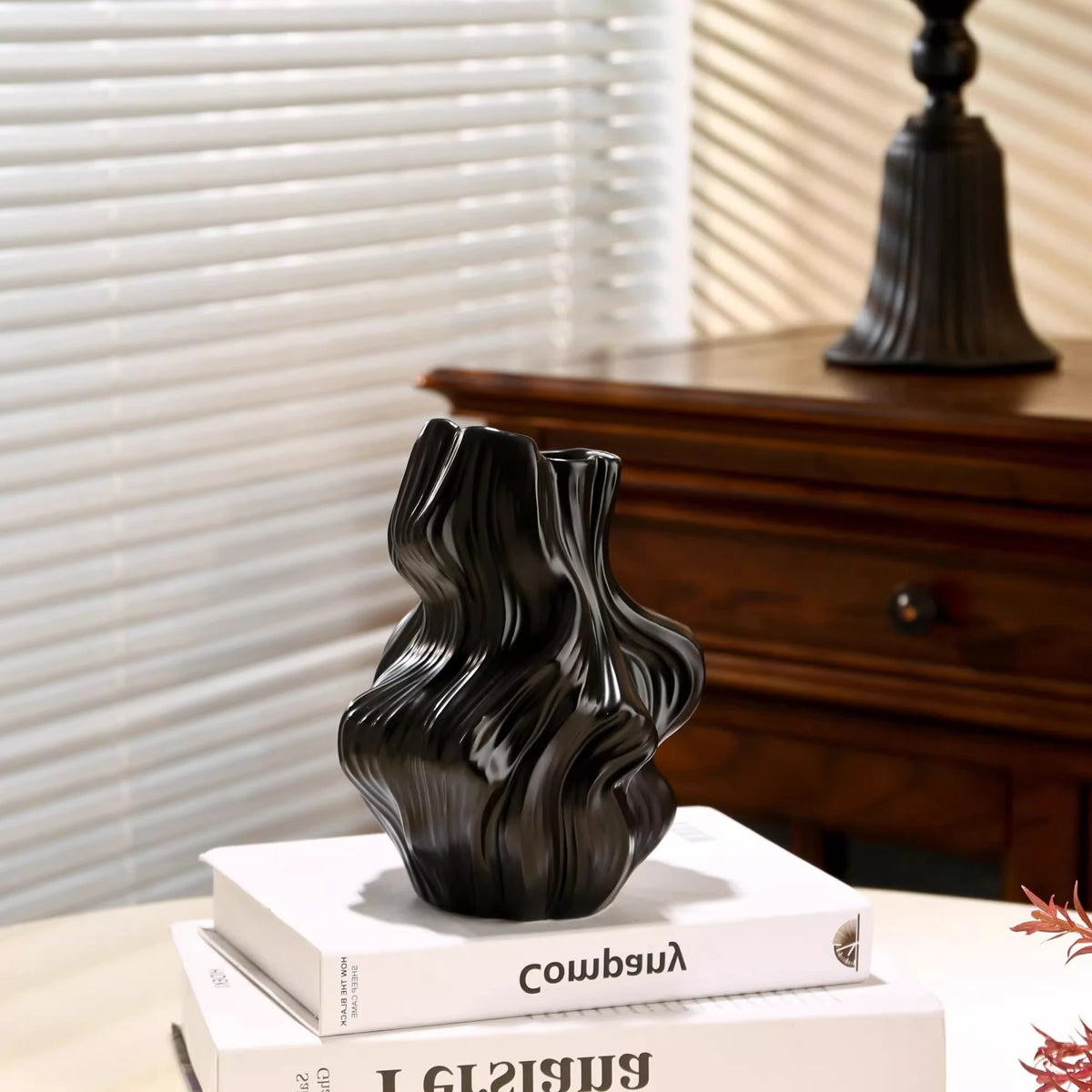 vase porcelaine blanc noir moderne sculptural abstrait plis irréguliers strié fleurs
