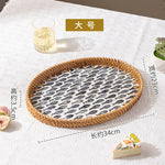 assiettes rotin motif floral moderne rustique fruits gâteau pain fourchette verre blanc intérieur