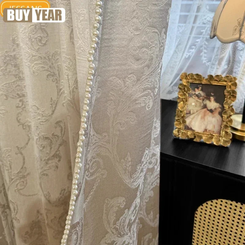 rideau beige clair damassé fleurs sculptées classique élégant opacité salon chambre maison