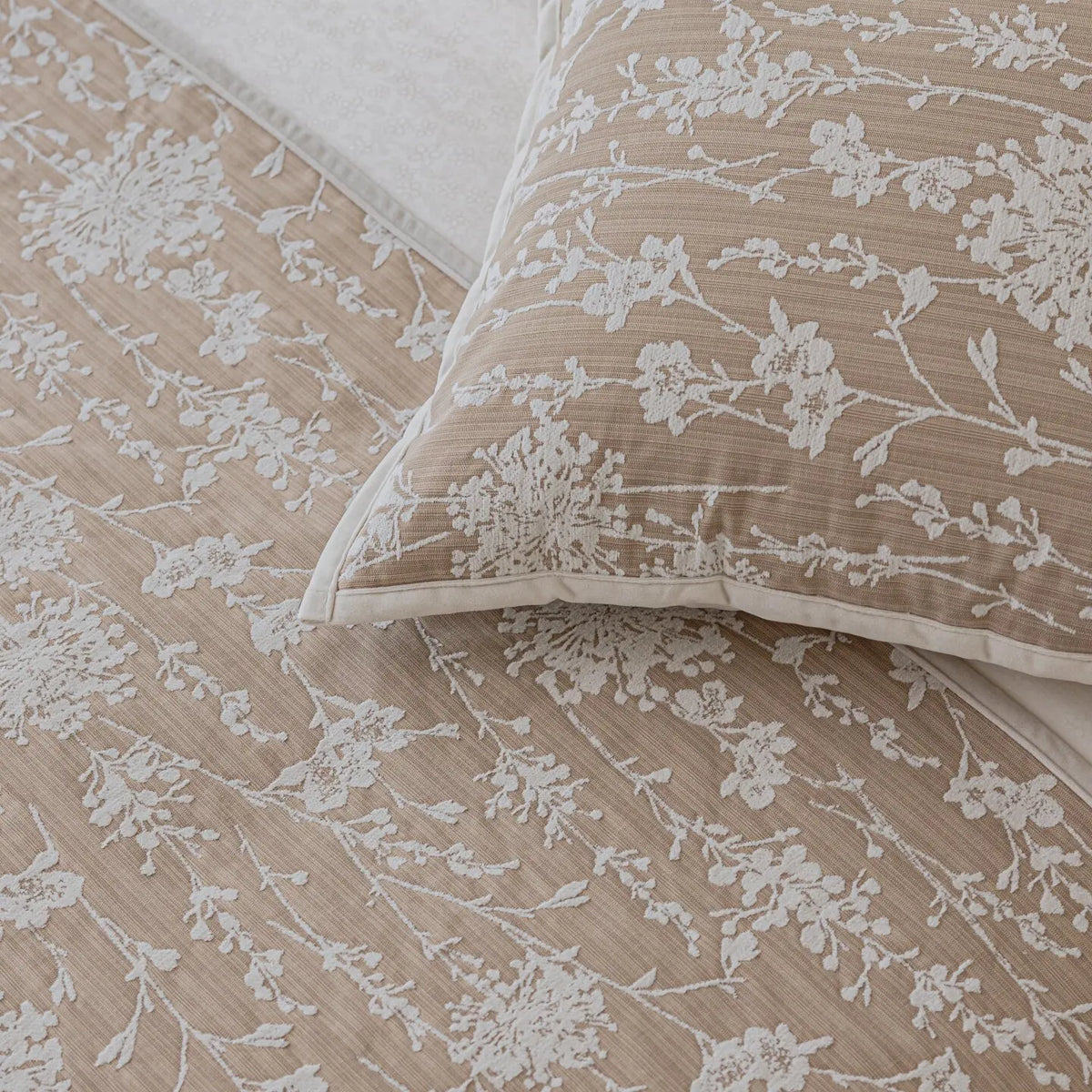 couvre lit jacquard motif floral beige classique décoration maison ornements textiles fixations