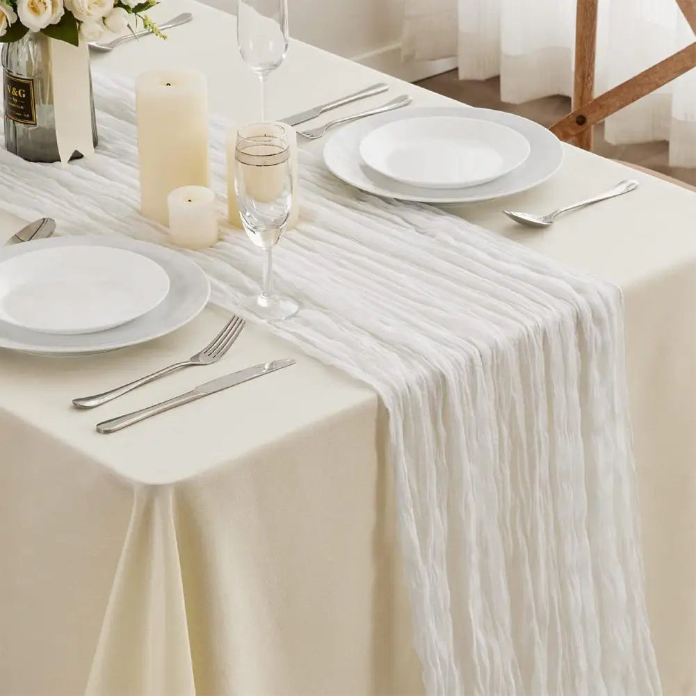chemin table plissé moderne vert olive beige rouge brun élégant assiettes fourchettes couteaux serviettes