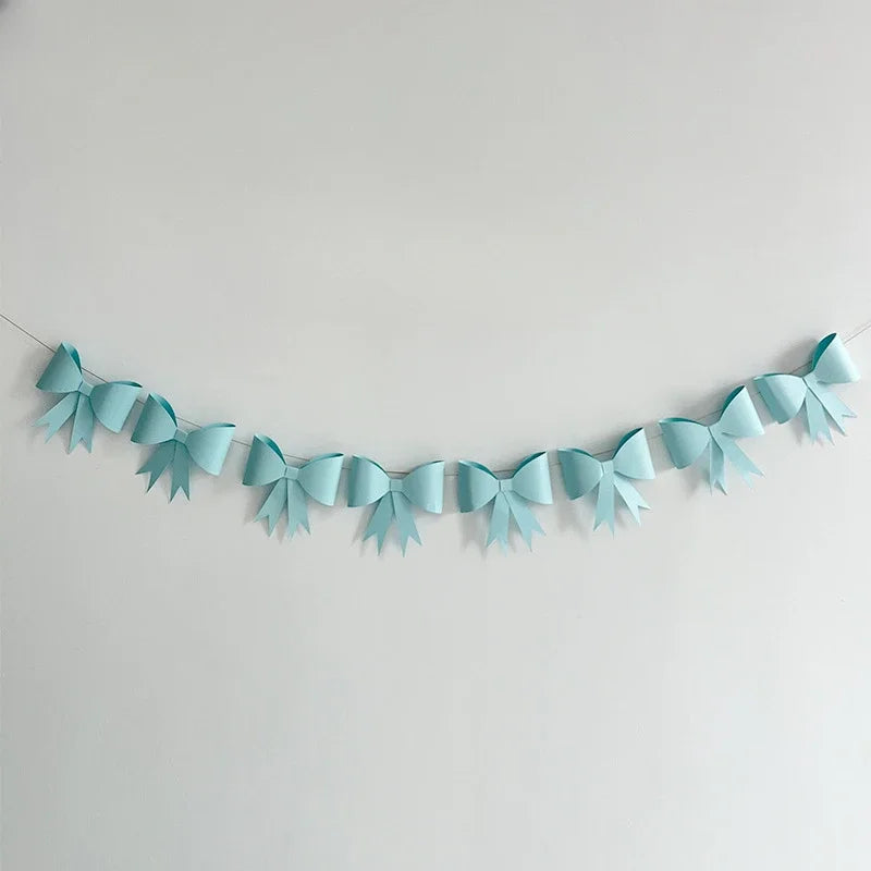 guirlande nœuds papier anniversaire enfant décoration bleu rose simple origami festive artisanale fil doré