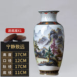 Vase en porcelaine décoré de paysages montagneux et fleurs, avec des motifs traditionnels chinois.