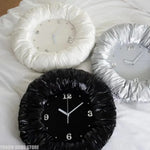 horloge murale texturée moderne noir blanc argenté chambre coucher décoration intérieure chic frontalisée