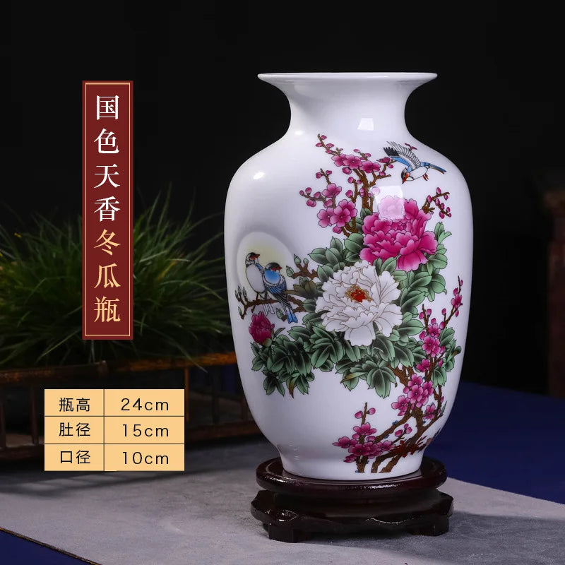 Vase en porcelaine blanche décoré de fleurs de pivoines roses et de motifs d'oiseaux sur un fond noir.