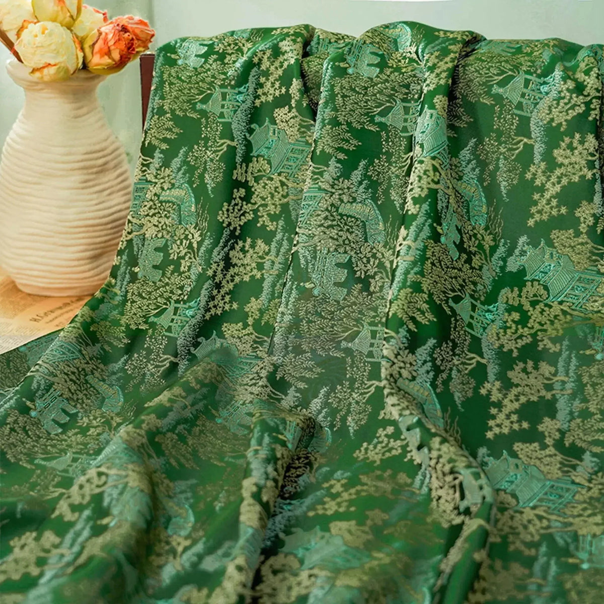 tissu brocart vert foncé motifs asiatiques semi transparent traditionnel décoration artisanale fleurs livre