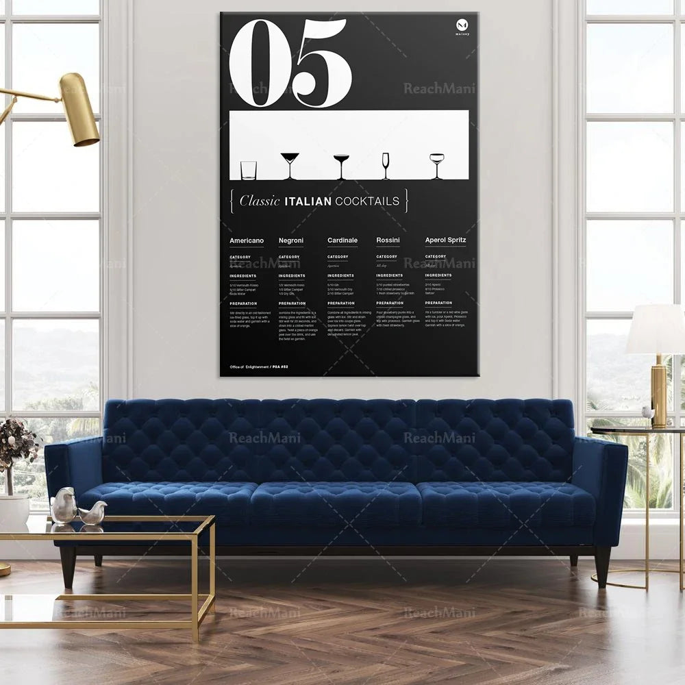 Affiche murale présentant des cocktails italiens classiques avec leur composition, dans un intérieur lumineux et chic, avec un canapé bleu marine capitonné et une table basse en bois et métal.