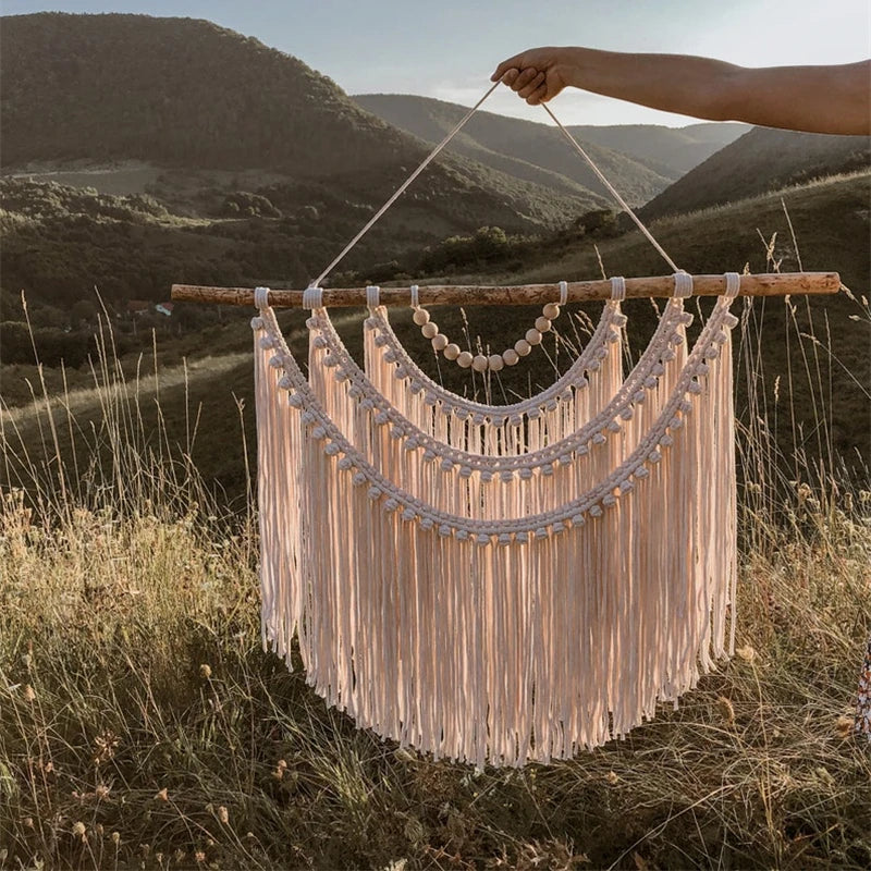 Tenture murale ovale en macramé dans une chambre décorée style boho