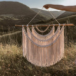 Tenture murale ovale en macramé dans une chambre décorée style boho