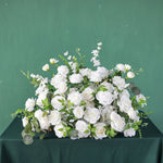 décoration mariage arrangement fleurs artificielles roses blanches feuilles vertes intérieur DIY