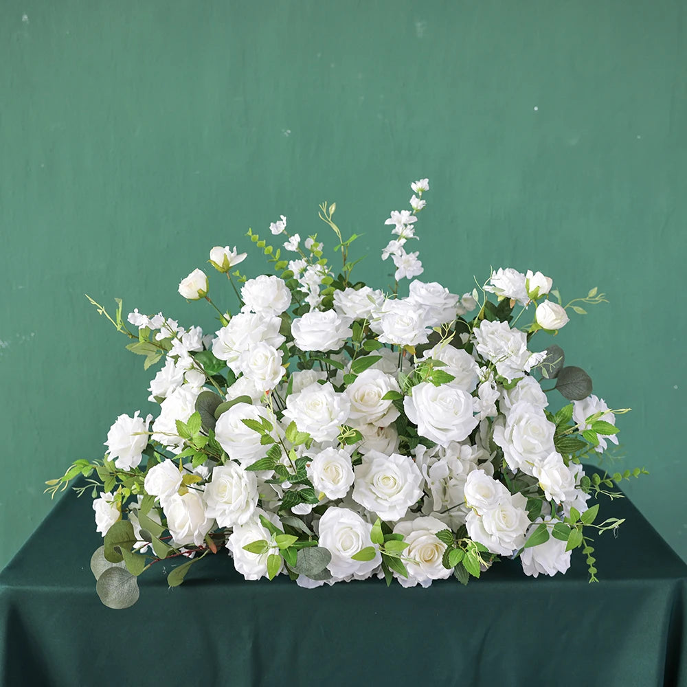 décoration mariage arrangement fleurs artificielles roses blanches feuilles vertes intérieur DIY